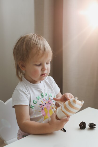 Обучение навыкам самостоятельности: как научить ребёнка одеваться и убирать игрушки