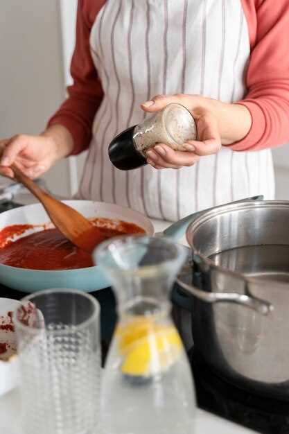 Оборачивание сала шелухой и чесноком