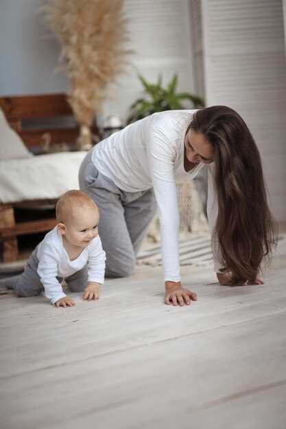 Когда и как стимулировать самостоятельное садение и ползание