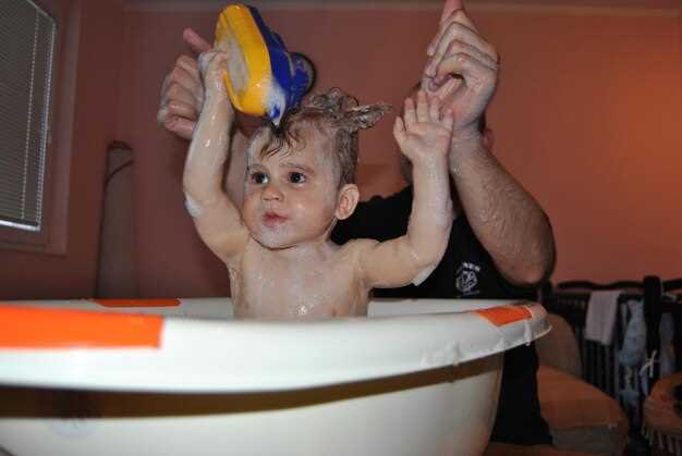 Правильная техника удержания и мытья малыша