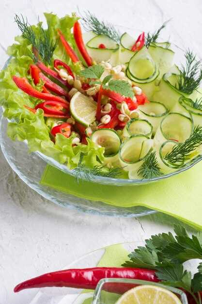 Ингредиенты и подготовка для острого салата