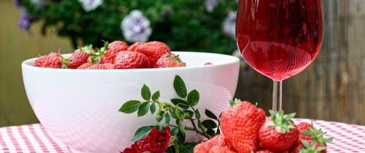 Почему шампанское пьют с клубникой и как сделать клубничное