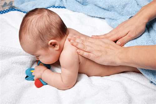 rebenok-derzhit-golovu-vo-skolko-mesyatsev