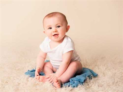 vo-skolko-mesyatsev-dolzhen-sidet-rebenok