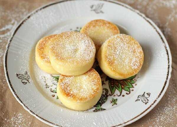 Пышные сырники из творога с манкой на сковороде