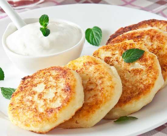 Вкусные сырники из творога с манкой на сковороде