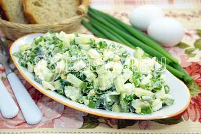 Салат с вареным яйцом и огурцом