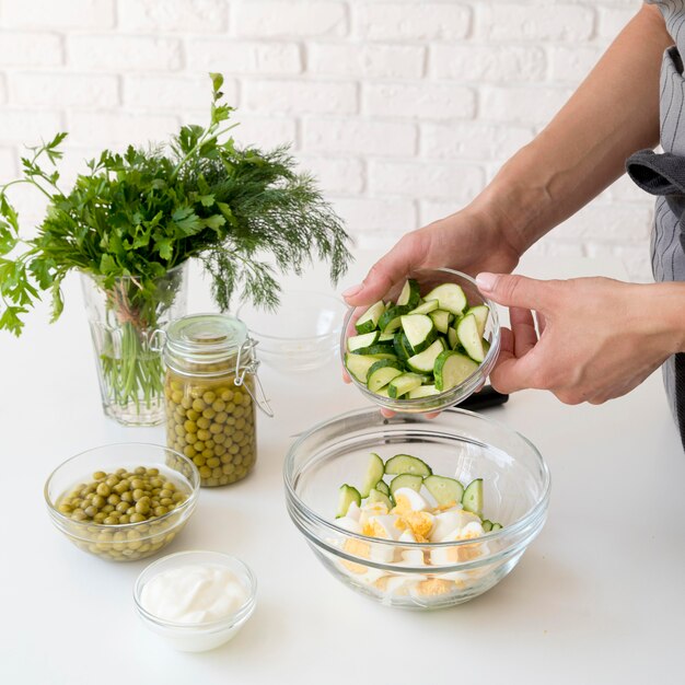 Идеальный салат оливье - список ингредиентов и полезные советы для приготовления