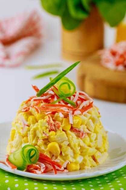 Быстрый и вкусный салат с морской капустой, яйцом, крабовыми палочками и кукурузой рецепт с фото